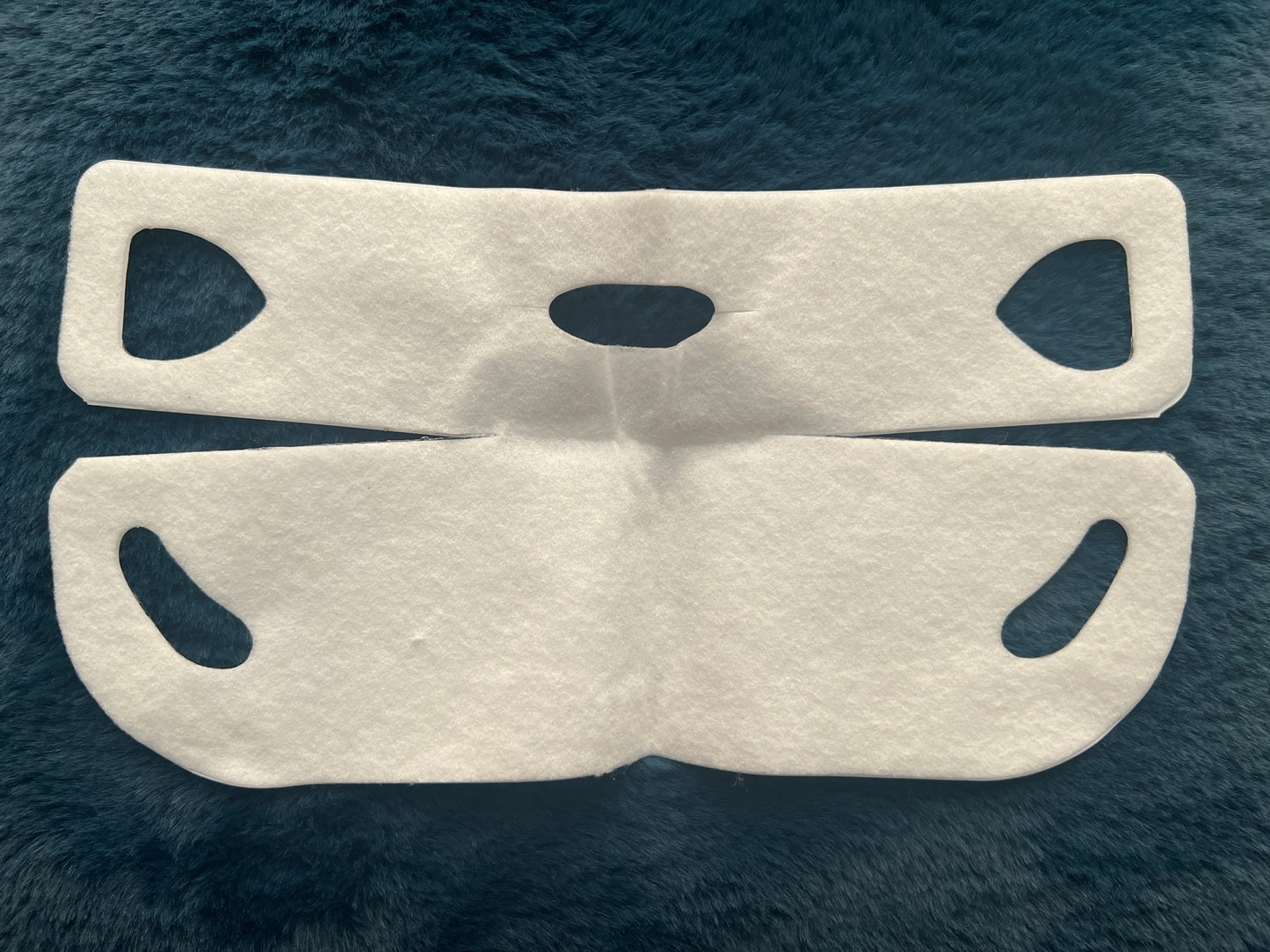 Brio Élan V-Line mask reduces the appearance of a double chin, tightens your jawline, and slims the face.